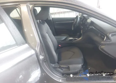 2021 Toyota Camry Le z USA, uszkodzony, nr VIN 4T1C11AK4MU446453